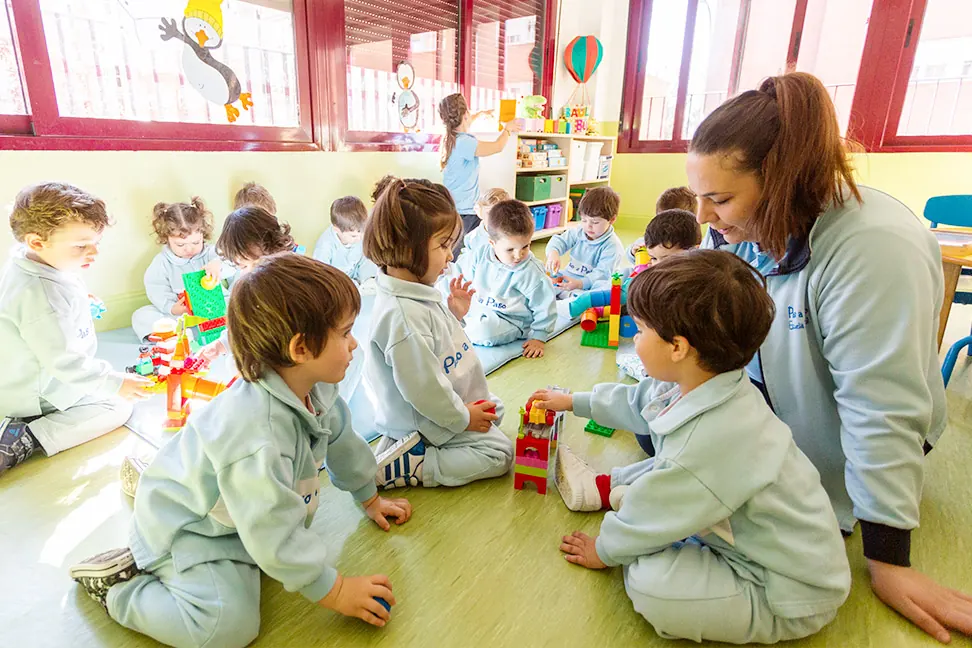 niños en el aula con la profesora